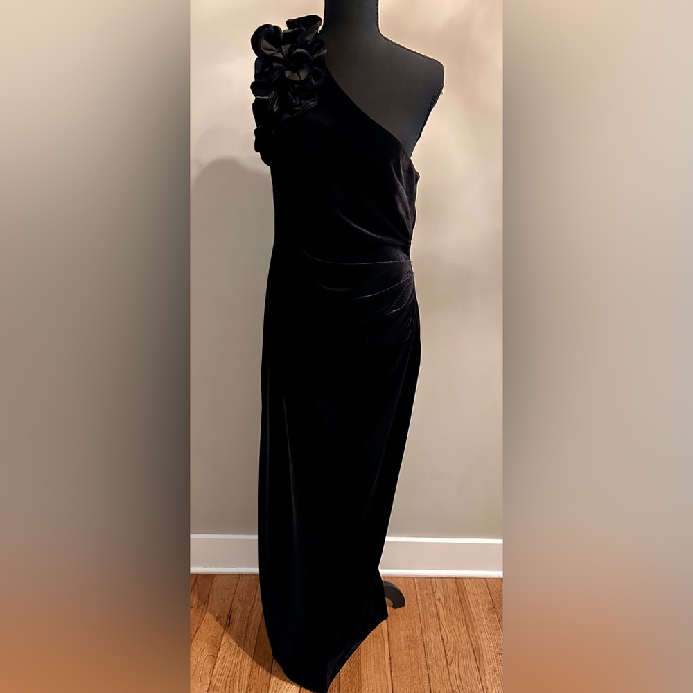 Chic Black One-Shoulder Dress with Floral Detail